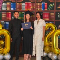 Inilah potret kelulusan Sasi dari SMA. Diapit oleh Anjasmara dan Dian Nitami, tampak Sasi memakai toga kelulusan. Foto: dok. Instagram/@sasiasmara