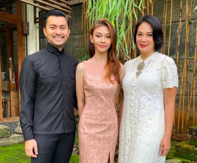 Sasikirana Zahrani Asmara merupakan putri dari pasangan selebriti Anjasmara dan Dian Nitami. Si sulung kini telah beranjak dewasa. Foto: dok. Instagram/@sasiasmara