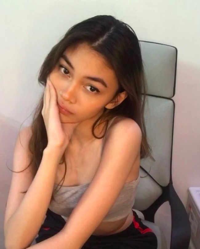 Tentu saja hal tersebut membuat bangga kedua orangtuanya. Anjas pernah mengunggah foto dengan keterangan: “Calon dokter ayah nih. Bismillah ya semoga lancar dan berkah.” Foto: dok. Instagram/@sasiasmara