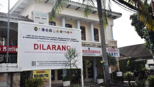 Satgas BLBI Lakukan Penyitaan Dua Aset Pribadi Milik Obligor Ulung Bursa berupa tanah beserta bangunan di atasnya seluas 1.658 m2 yang terletak di Jalan Matraman Raya No. 71, RT 012/RW 004, Kelurahan Pal Meriam, Kecamatan Matraman, Jakarta Timur.  (Dok Satgas BLBI)