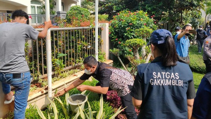 Satgas Gakkum BLBI sita rumah milik obligor Ulung Bursa di Menteng, Jakarta Pusat (Jakpus) pada Kamis (17/2/2022).