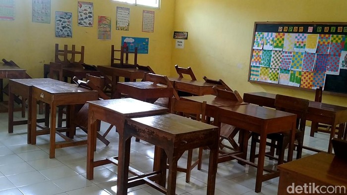 SD N 02 Kebonagung, Kabupaten Pekalongan, diberlakukan PJJ. Tampak bangku kelas kosong, Kamis (17/2/2022).