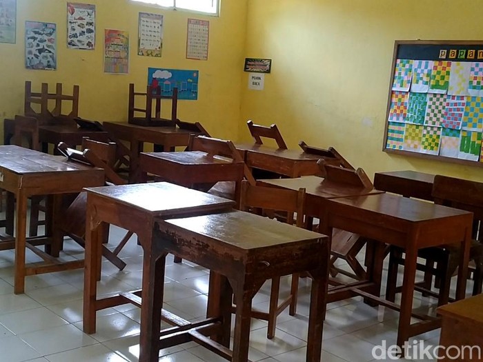 SD N 02 Kebonagung, Kabupaten Pekalongan, diberlakukan PJJ. Tampak bangku kelas kosong, Kamis (17/2/2022).