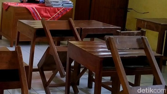 SD N 02 Kebonagung, Kabupaten Pekalongan, diberlakukan PJJ. Tampak bangku kelas kosong, Kamis (17/2/2022).