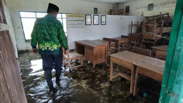 Sekolah Terendam Banjir 2 Bulan, Siswa di Lamongan Rajin Sekolah di Musala