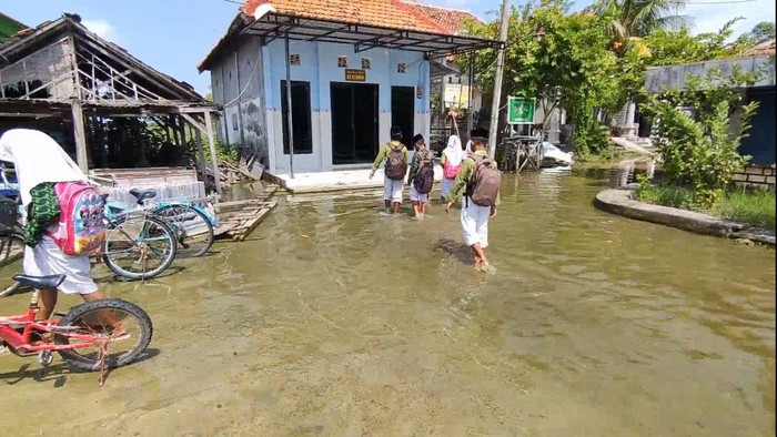Sekolah Terendam Banjir 2 Bulan, Siswa di Lamongan Rajin Sekolah di Musala