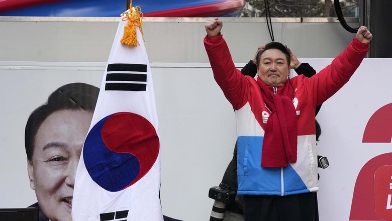 Sengit! 14 Capres Bertarung di Pilpres Korsel Supporters of Yoon Suk Yeol, the presidential candidate of the main opposition People Power Party, wait for his arrival during a presidential election campaign in Seoul, South Korea, Tuesday, Feb. 15, 2022. Candidates kicked off official campaign on Tuesday for South Koreas presidential election on March 9. (AP Photo/Ahn Young-joon)
