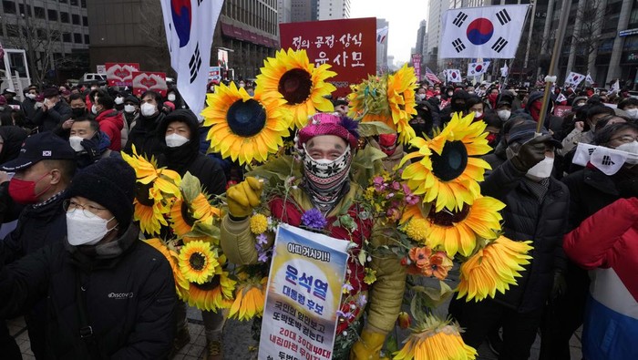 Sengit! 14 Capres Bertarung di Pilpres Korsel Supporters of Yoon Suk Yeol, the presidential candidate of the main opposition People Power Party, wait for his arrival during a presidential election campaign in Seoul, South Korea, Tuesday, Feb. 15, 2022. Candidates kicked off official campaign on Tuesday for South Korea's presidential election on March 9. (AP Photo/Ahn Young-joon)