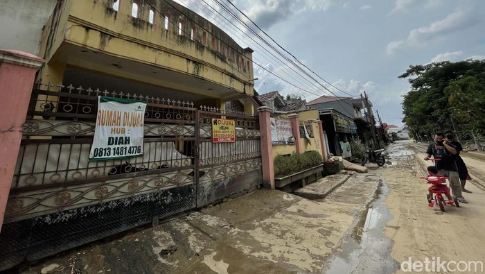 Sering Banjir, Warga Vila Nusa Indah Ramai-ramai Jual Rumah Perumahan Vila Nusa Indah II, Desa Bojongkulur, Gunungputri, Kabupaten Bogor, jadi langganan banjir saat musim hujan. Kondisi itu membuat warga rama-ramai menjual rumahnya.