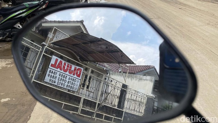 Perumahan Vila Nusa Indah II, Desa Bojongkulur, Gunungputri, Kabupaten Bogor, jadi langganan banjir saat musim hujan. Kondisi itu membuat warga rama-ramai menjual rumahnya.