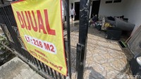 Banyak warga yang mengaku menjual rumahnya dengan harga miring. Karena menyadari bahwa lokasi rumahnya langganan banjir membuat harga properti miliknya jauh dari harga pasaran.