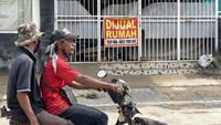 Pengendara melintas di depan sebuah rumah yang akan dijual di perumahan Vila Nusa Indah II, Desa Bojongkulur, Gunungputri, Kabupaten Bogor, Kamis (17/2/2022).
