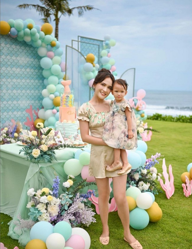 Acara digelar meriah dengan dekorasi serba pastel. Dekorasi pesta pun dirancang bertema laut. Foto: Instagram/@shandyaulia