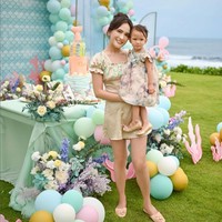 Acara digelar meriah dengan dekorasi serba pastel. Dekorasi pesta pun dirancang bertema laut. Foto: Instagram/@shandyaulia