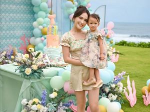 7 Gaya Simpel Shandy Aulia Pakai Gaun Mini di Ulang Tahun Putrinya yang Ke-2