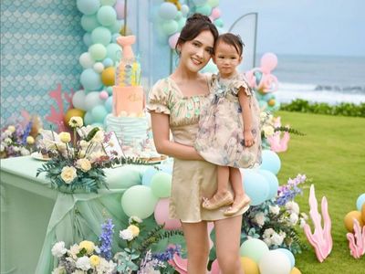 7 Gaya Simpel Shandy Aulia Pakai Gaun Mini di Ulang Tahun Putrinya yang Ke-2