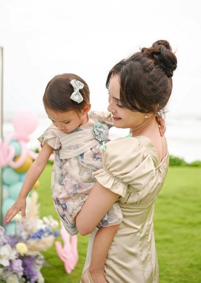 Birthday girl, Claire, tampil imut dan manis dengan gaun a la princess motif bunga. Foto: Instagram/@shandyaulia