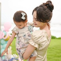 Birthday girl, Claire, tampil imut dan manis dengan gaun a la princess motif bunga. Foto: Instagram/@shandyaulia