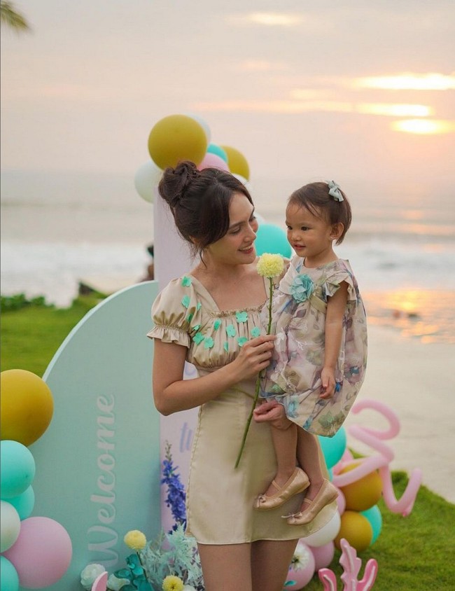 Gaun merupakan koleksi dari lini busana Shandy Aulia sendiri yang diberi nama SAC (Shandy Aulia Collections). Foto: Instagram/@shandyaulia