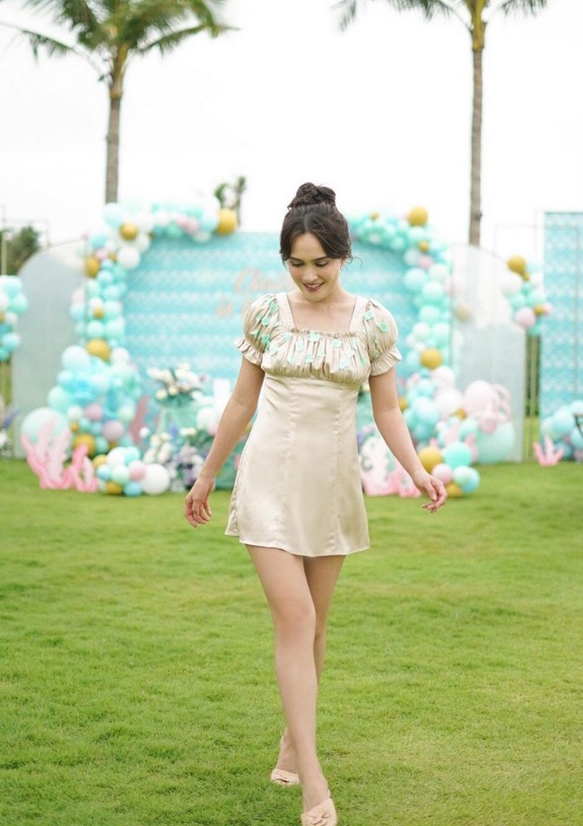 Aktris sekaligus pengusaha ini mengenakan gaun mini warna sage green. Gaun dengan lengan model puff ini memiliki detail cantik di bagian dada berupa aplikasi bunga-bunga kecil warna teal. Foto: Instagram/@shandyaulia