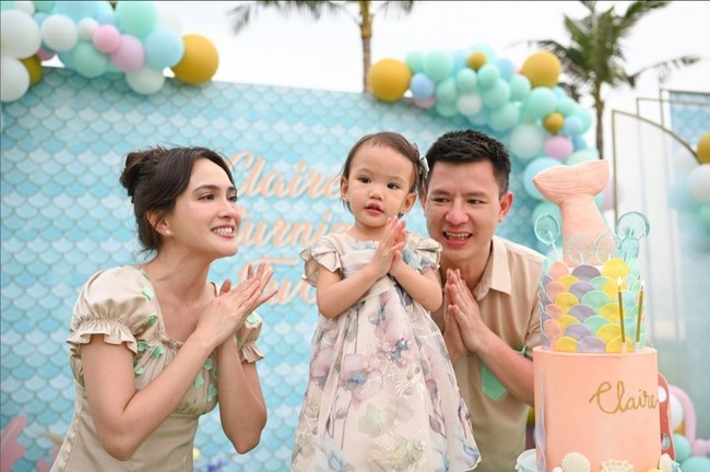 Sang suami, David, pun tampil dengan busana warna senada. Pengusaha muda ini memakai kemeja sage green dengan detail hijau pastel di kantong. Foto: Instagram/@shandyaulia