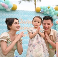 Sang suami, David, pun tampil dengan busana warna senada. Pengusaha muda ini memakai kemeja sage green dengan detail hijau pastel di kantong. Foto: Instagram/@shandyaulia