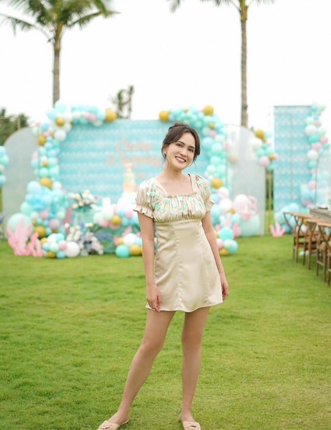 Sesuai tema yang santai di tepi pantai, Shandy Aulia pun tampil casual dan stylish dengan busana simpel. Foto: Instagram/@shandyaulia