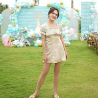 Sesuai tema yang santai di tepi pantai, Shandy Aulia pun tampil casual dan stylish dengan busana simpel. Foto: Instagram/@shandyaulia