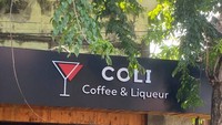 Bukan hanya gerai pinggir jalan saja, kafe ini juga pakai singkatan yang nyeleneh, yakni Coli yang singkatan dari Coffee & Liqueur. Foto: Instagram/Facebook
