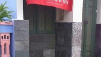 Warung LGBT ini juga sempat viral karena namanya. Tapi LGBT yang dimaksud adalah Lele Goreng Bu Tutik. Foto: Instagram/Facebook