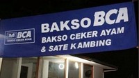 Begitu juga dengan spanduk warung bakso ini yang bertuliskan BCA. Maksudnya adalah Bakso Ceker Ayam. Foto: Instagram/Facebook