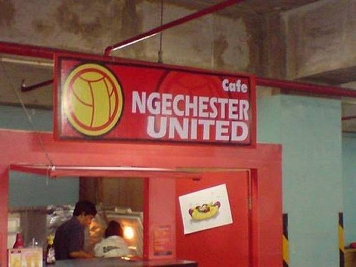 Spanduk warung makanan nyeleneh