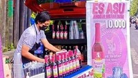 Seperti gerai pinggir jalan ni dengan nama Es Asu. Mungkin terdengar kasar, tapi maksudnya adalah Es Anggur Merah Susu. Foto: Instagram/Facebook