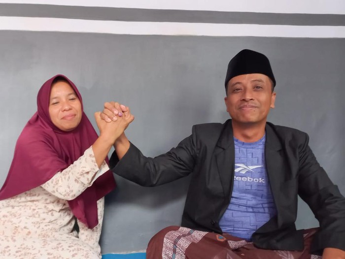 suami - istri di Desa Tempuran, Kecamatan Bantaran, Probolinggo, bertarung dalam pencalonan kepala desa. istri kalah