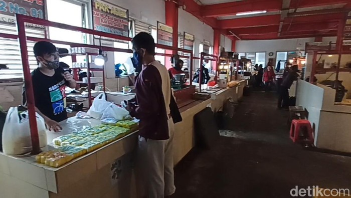 Suasana pasar di Kota Cimahi.