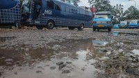 Kondisi jalan rusak dan tidak terawat di Terminal Cibinong, Kabupaten Bogor, Jawa Barat.