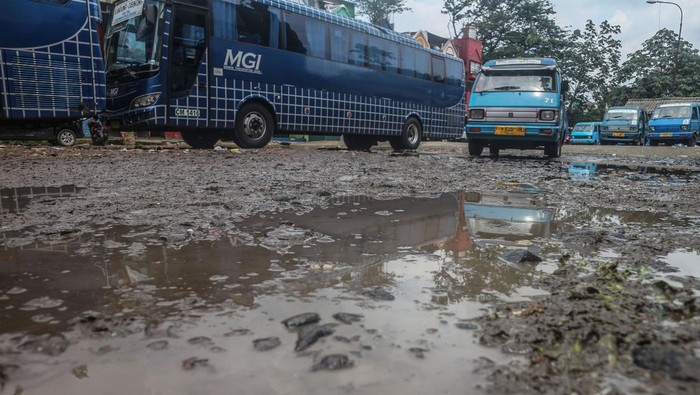 Terminal Cibinong Tidak Terawat, Jalan Rusak dan Tergenang Sejumlah awak angkutan kota menunggu penumpang di Terminal Cibinong, Kabupaten Bogor, Jawa Barat, Kamis (17/2/2022). Tidak terawatnya infrastruktur terminal dan rusaknya jalan hingga tergenang air menyebabkan aktivitas penumpang terganggu serta mengurangi kenyamanan. ANTARA FOTO/Yulius Satria Wijaya/rwa.