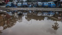 Sejumlah awak angkutan kota menunggu penumpang di Terminal Cibinong, Kabupaten Bogor, Jawa Barat, Kamis (17/2/2022).