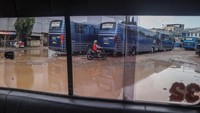 Tidak terawatnya infrastruktur terminal dan rusaknya jalan hingga tergenang air menyebabkan aktivitas penumpang terganggu serta mengurangi kenyamanan.