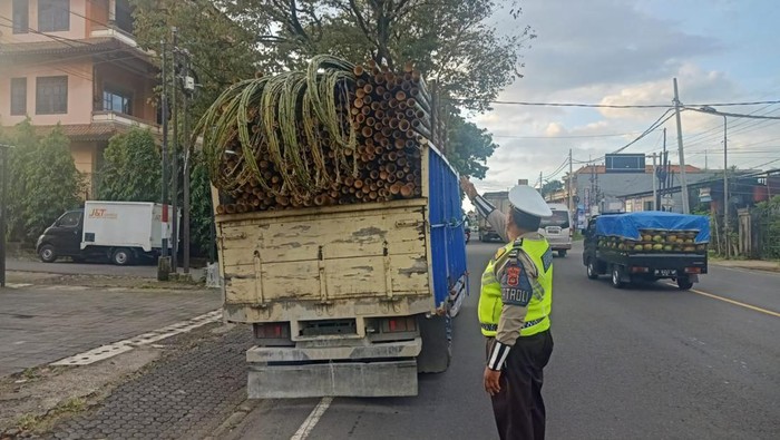 Truk ODOL kena tilang di Tabanan Bali