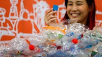 Dua perusahaan lokal di Thailand telah bekerja sama untuk membuat jimat Buddha dengan menggunakan sembilan jenis bahan yang dapat didaur ulang mulai dari botol plastik hingga jaring ikan nilon.