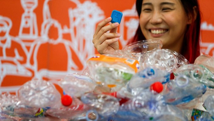 A person works to produce amulets which are made from 1kg of trash such as plastic bags, bottle caps, milk cotton and fishing nets, in a factory outside Bangkok, Thailand January 10, 2022. Picture taken January 10, 2022. REUTERS/Soe Zeya Tun