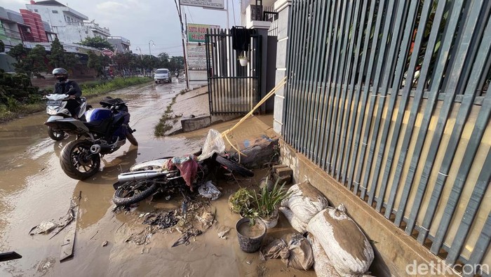 Usai banjir, aktivitas ekonomi di Perumahan Pondok Gede Permai (PGP), Kota Bekasi, belum normal. Toko dan kios di perumahan tersebut masih tutup.