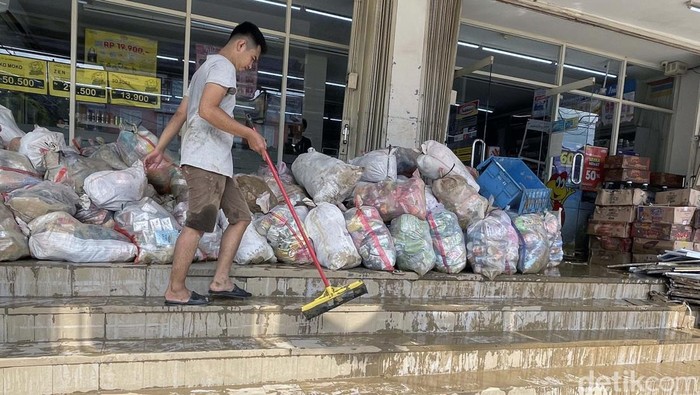 Usai Banjir, Pertokoan di PGP Kota Bekasi Belum Normal Usai banjir, aktivitas ekonomi di Perumahan Pondok Gede Permai (PGP), Kota Bekasi, belum normal. Toko dan kios di perumahan tersebut masih tutup.