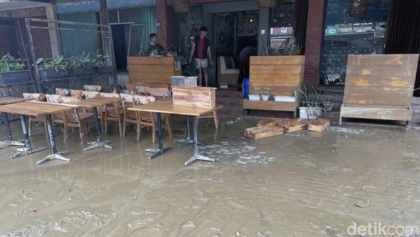 Usai Banjir, Pertokoan di PGP Kota Bekasi Belum Normal