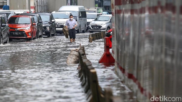 Waduh, Gegara Ini Jalan Rasuna Said Jakarta Tergenang Air Jalan di kawasan HR Rasuna Said, Jakarta, tampak tergenang. Selain disebabkan oleh guyuran hujan, buruknya drainase memperparah genangan air di jalan itu.