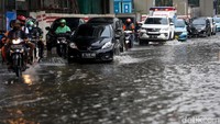 Selain itu, buruknya drainase turut memperparah genangan air di kawasan tersebut.