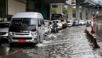 Penampakan jalan di kawasan HR Rasuna Said yang tergenang di Jakarta, Kamis (17/2/2022).