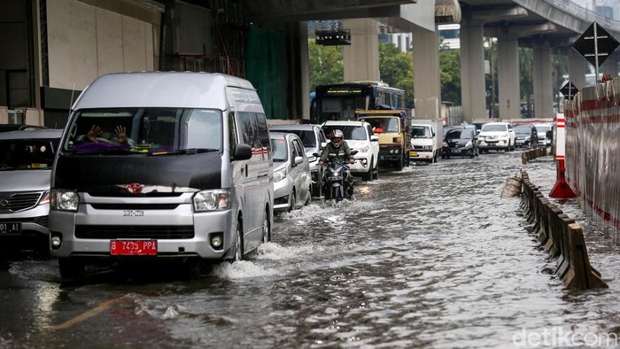 Jalan di kawasan HR Rasuna Said, Jakarta, tampak tergenang. Selain disebabkan oleh guyuran hujan, buruknya drainase memperparah genangan air di jalan itu.