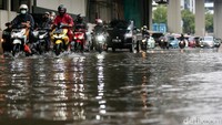 Sejumlah kendaraan melintasi genangan air yang terlihat di kawasan HR Rasuna Said, Jakarta, sekitar pukul 13.00 WIB, Kamis (17/2/2022).
